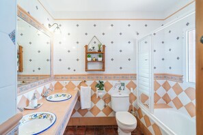 SĂšche-cheveux, serviettes fournies, papier toilette