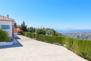 المنطقة المحيطة بالمنشأة