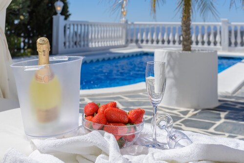 Ferienvilla mit balinesischem Bett und Meerblick in Torrox