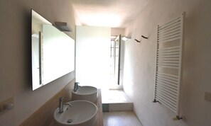 Een bad/douchecombinatie, een haardroger, een bidet, handdoeken