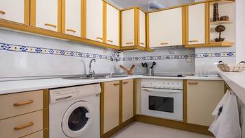 Een koelkast, een magnetron, een oven, een kookplaat