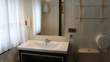 Baignoire relaxante profonde, articles de toilette gratuits