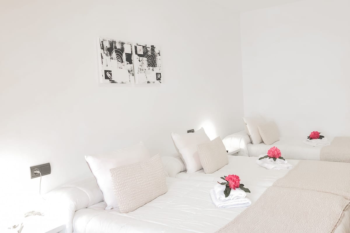 Driepersoonskamer | Een bureau, een strijkplank/strijkijzer, babybedden, gratis wifi