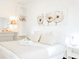 Habitación doble | Escritorio, tabla de planchar con plancha, cunas (de pago) y wifi gratis