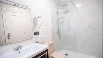 Deep-soaking bathtub, free toiletries, hair dryer, towels