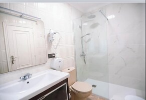 Bañera profunda y artículos de higiene personal gratuitos
