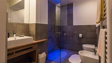 Douche, sĂšche-cheveux, bidet, serviettes fournies