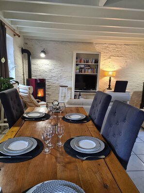 Dining - "L'Arvor" Gite De La Garenne Des Renards en FINISTERE (Saint-Thois)