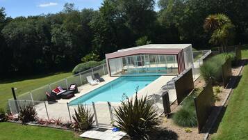 Una piscina al aire libre, una piscina climatizada