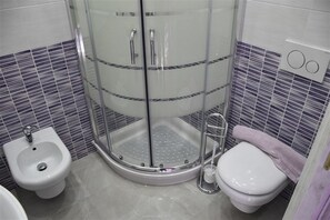 Gratis toiletartikelen, een haardroger, een bidet, handdoeken