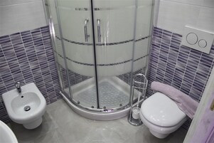 Artículos de tocador gratuitos, secador de pelo, bidet, toallas