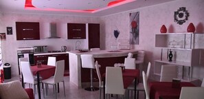 Termasuk sarapan masakan tempatan setiap hari 