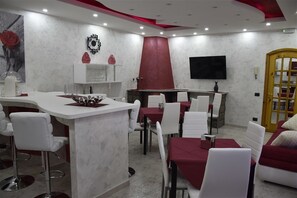 Esmorzar diari de cuina local gratuït 