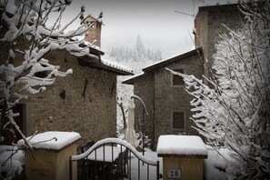 Property grounds - Purgatorio house, a typical Tuscan structure with pool, surrounded by nature. (RAGGIOLO)
