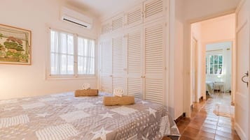 3 bedrooms, desk, iron/ironing board, WiFi