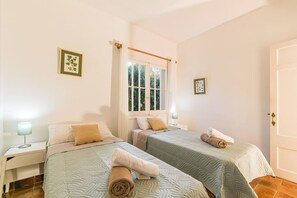 3 slaapkamers, een bureau, een strijkplank/strijkijzer, wifi