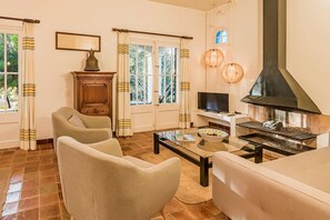 Televisie en een open haard