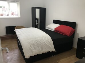 2 bedrooms, iron/ironing board, Internet, bed sheets
