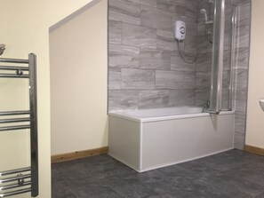 Ensemble douche/baignoire, sĂšche-cheveux, serviettes fournies