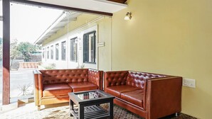 Lobby sitting area - Treebo Trend Rahi Forest View (Mahabaleshwar)