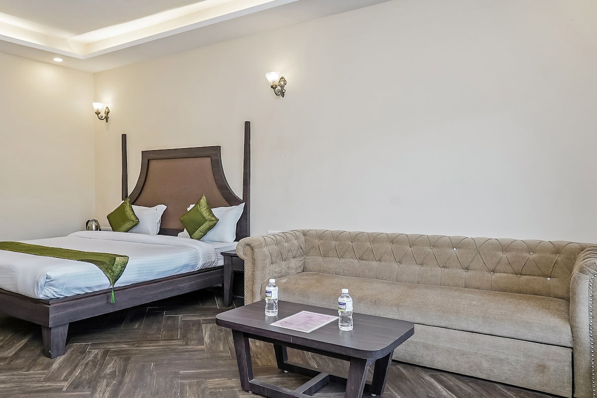Premium Room, Non Smoking | Iron/ironing board (on request), WiFi (free)