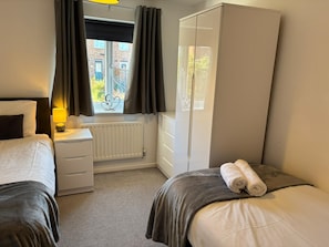 4 bedrooms, iron/ironing board, free WiFi