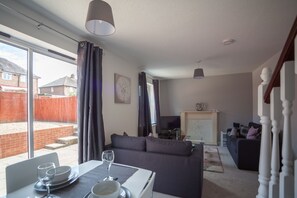 TV, fireplace - HEREFORD – Kestrel House: 4-Bed Home North of City, Parking for 2, Sleeps 7 (Hereford)