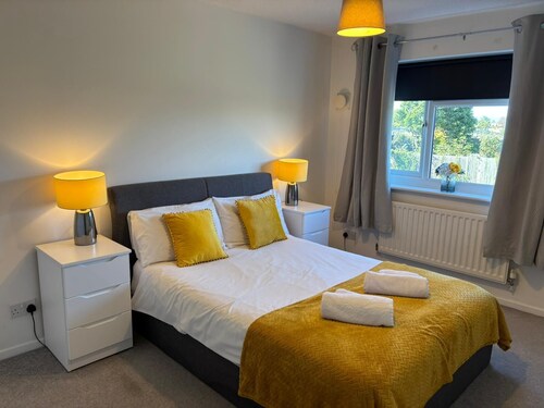 HEREFORD – Kestrel House: 4-Bed Home North of City, Parking for 2, Sleeps 7