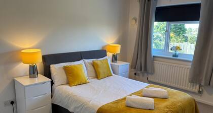 HEREFORD – Kestrel House: 4-Bed Home North of City, Parking for 2, Sleeps 7