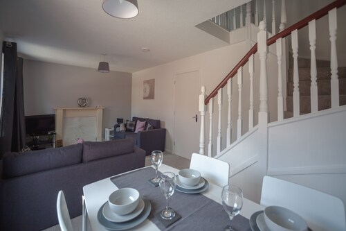 HEREFORD – Kestrel House: 4-Bed Home North of City, Parking for 2, Sleeps 7