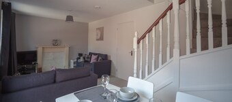 HEREFORD – Kestrel House: 4-Bed Home North of City, Parking for 2, Sleeps 7