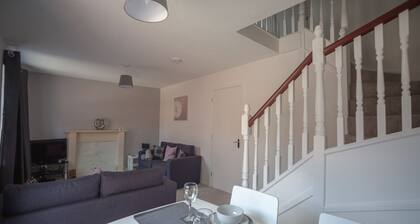 HEREFORD – Kestrel House: 4-Bed Home North of City, Parking for 2, Sleeps 7