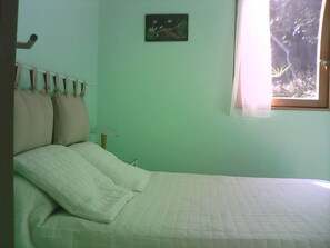 3 bedrooms, iron/ironing board, travel cot, free WiFi - COMFORTABLE CHALET HEATED POOL BEACHES AND RIVER 10 MIN AWAY (Conca)