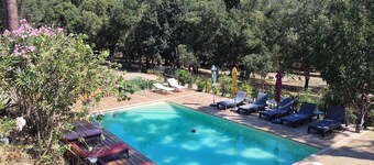 COMFORTABLE CHALET HEATED POOL BEACHES AND RIVER 10 MIN AWAY