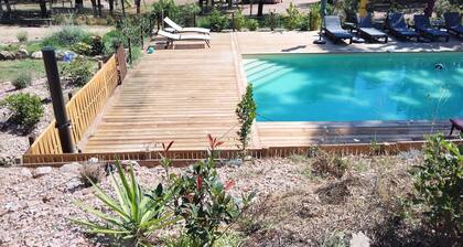 COMFORTABLE CHALET HEATED POOL BEACHES AND RIVER 10 MIN AWAY