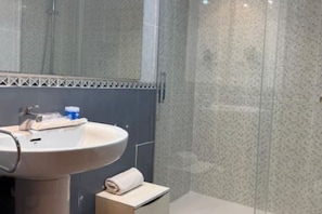 Bathtub, free toiletries, hair dryer, towels