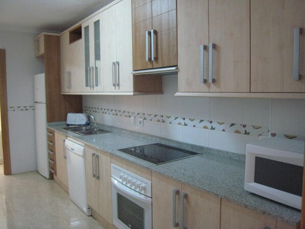 Refrigerador, microondas, horno y lavavajillas 