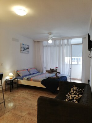 1 slaapkamer, een bureau, geluiddichte muren