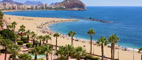 Sulla spiaggia, lettini da mare, teli da spiaggia