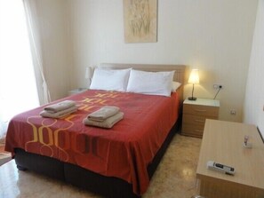 2 habitaciones, tabla de planchar con plancha y cuna de viaje 