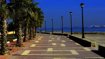Vlak bij het strand, ligstoelen