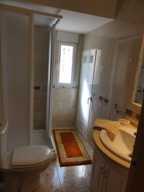 Tina con regadera, secadora de cabello, bidet, toallas 