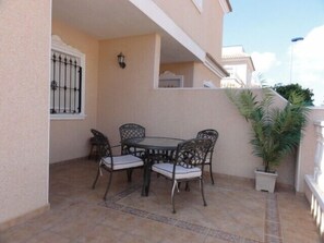 Outdoor dining - Excellent value villa with communal pool, 5minute beach & golf  (Los Alcazares, San Javier)