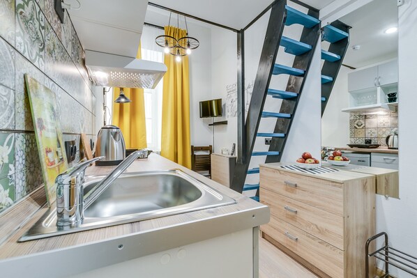 Monolocale Economy | Angolo cottura privato | Frigorifero, microonde, piano cottura, macchina per tè/caffè