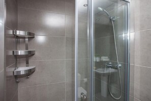 Een douche, een haardroger, handdoeken, toiletpapier