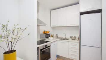 Een koelkast, een magnetron, een oven, een kookplaat