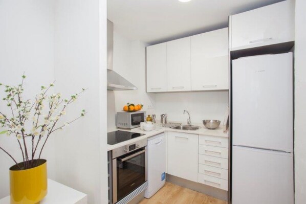 Réfrigérateur, micro-ondes, four, plaque de cuisson