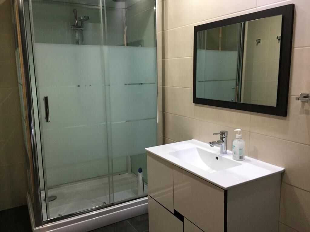 Douche, serviettes fournies, savon, papier toilette