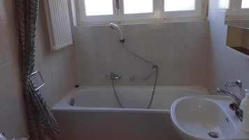 Baignoire, sĂšche-cheveux, bidet, serviettes fournies