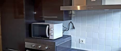 Geladeira, micro-ondas, fogão, cooktop